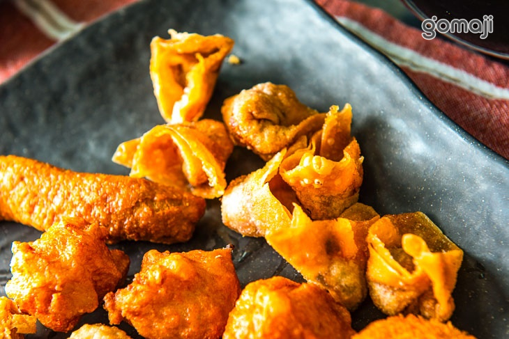 手工黑輪片魚板、米血、豆包、貢丸、甜不辣、花枝丸、黑輪、炸雲吞、干貝酥