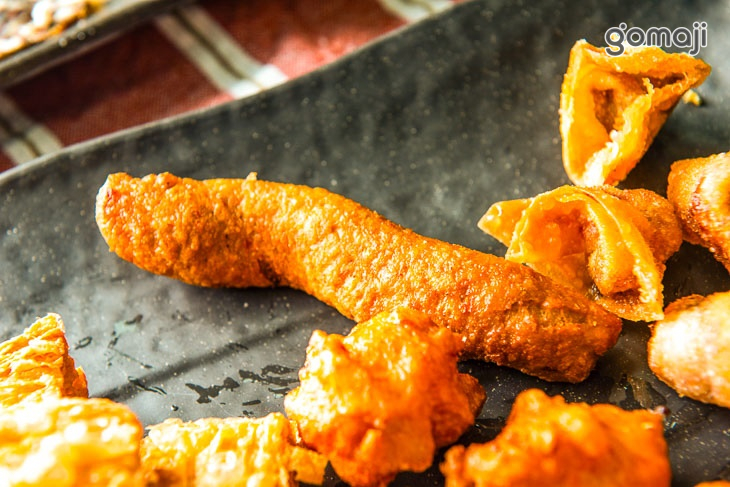 手工黑輪片魚板、米血、豆包、貢丸、甜不辣、花枝丸、黑輪、炸雲吞、干貝酥