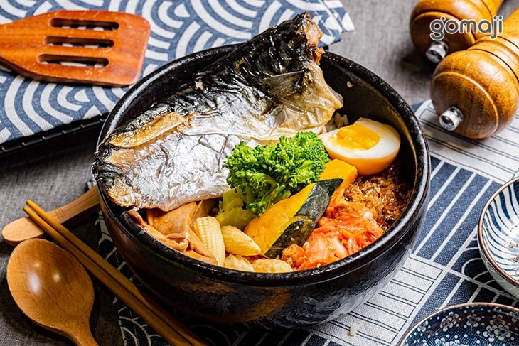  碳烤挪威花飛魚丼