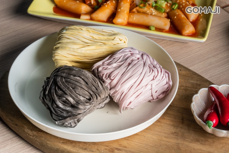 特色色彩刀削麵