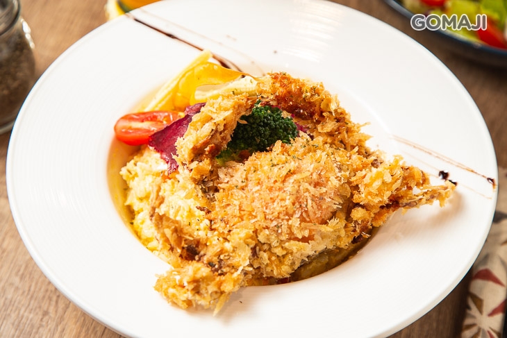 酥炸軟殼蟹佐香拌金沙燉飯