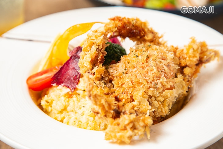 酥炸軟殼蟹佐香拌金沙燉飯