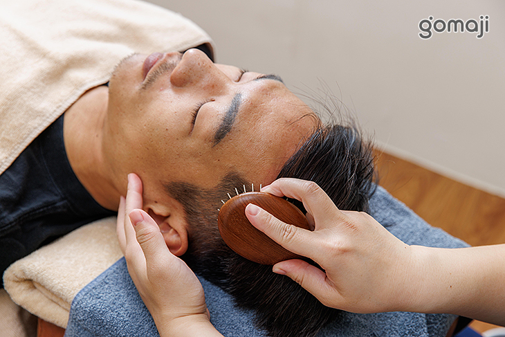 銅梳及木梳頭部舒刮刺激皮囊釋放頭部壓力