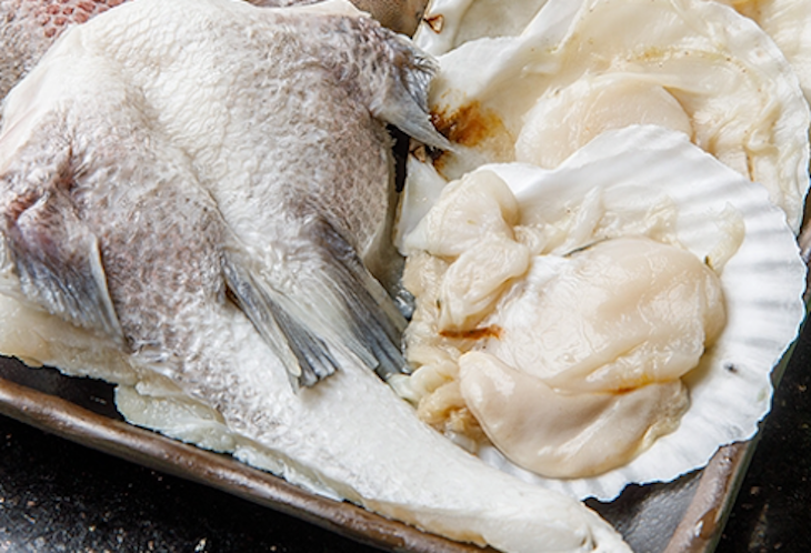 海鮮拼一份(含黑金鋼白蝦五隻+魚下巴一份+扇貝二個)