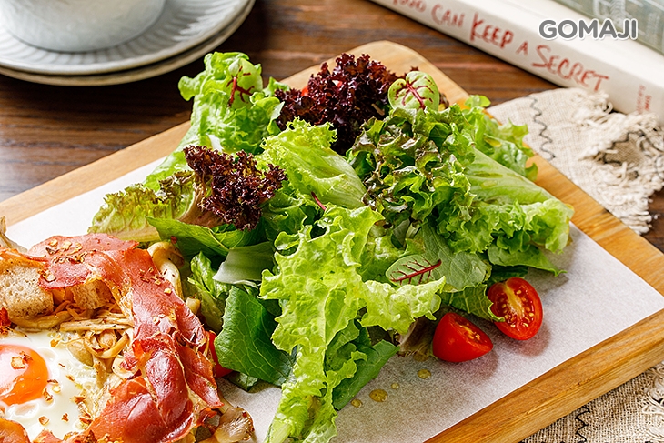 炒雜蕈麵包沙拉義大利風乾火腿片+烤蛋