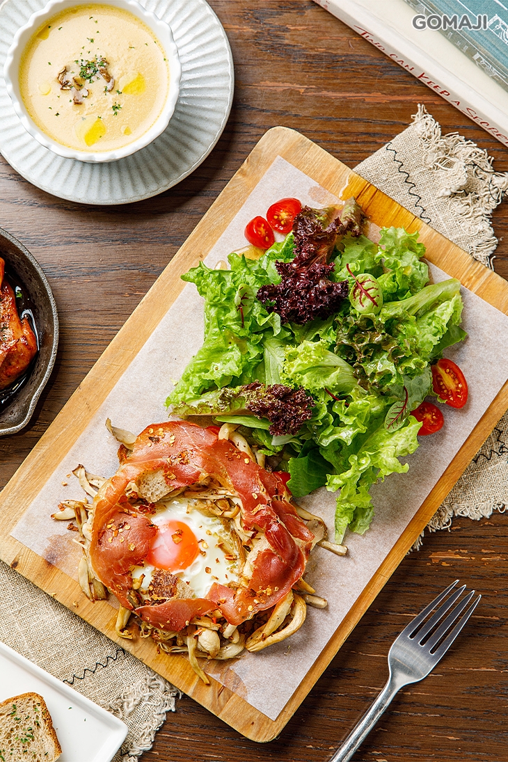 炒雜蕈麵包沙拉義大利風乾火腿片+烤蛋