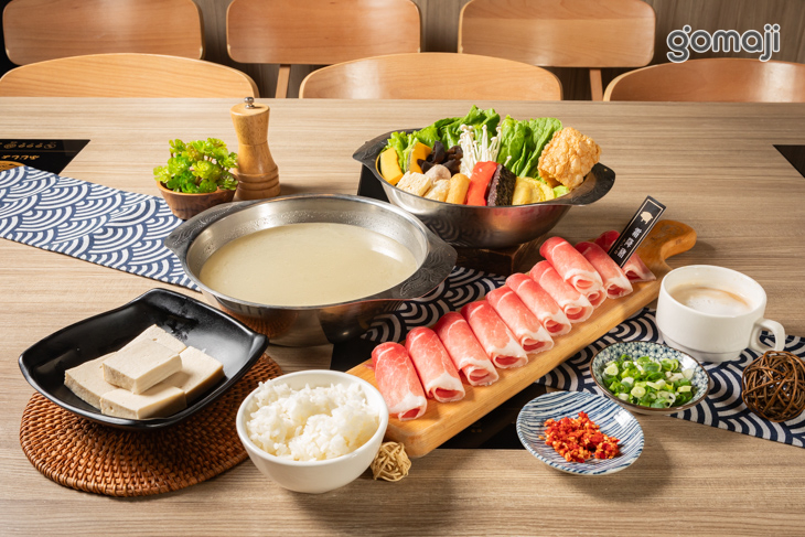 霜降豬+菜盤(含火鍋料)一份+雞骨白湯鍋+30元(含)以下品項任選一+咖啡、飲品、冰淇淋、白飯自助吧免費供應