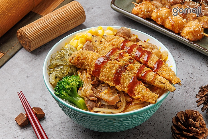 酥炸柳葉魚尬牛丼