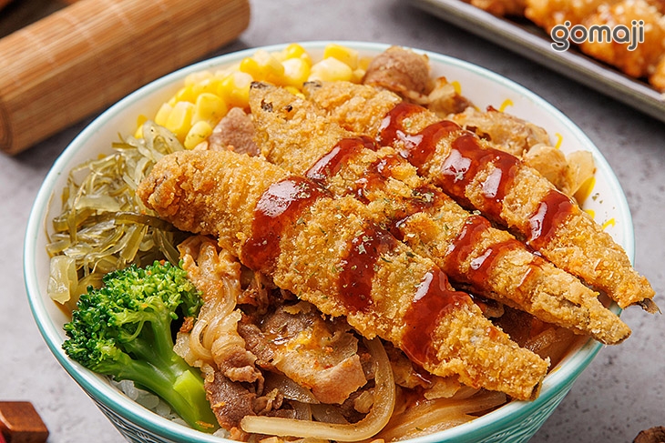 酥炸柳葉魚尬牛丼