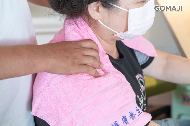 漢方元氣泡腳放鬆(同時進行肩頸頭部按摩舒壓)