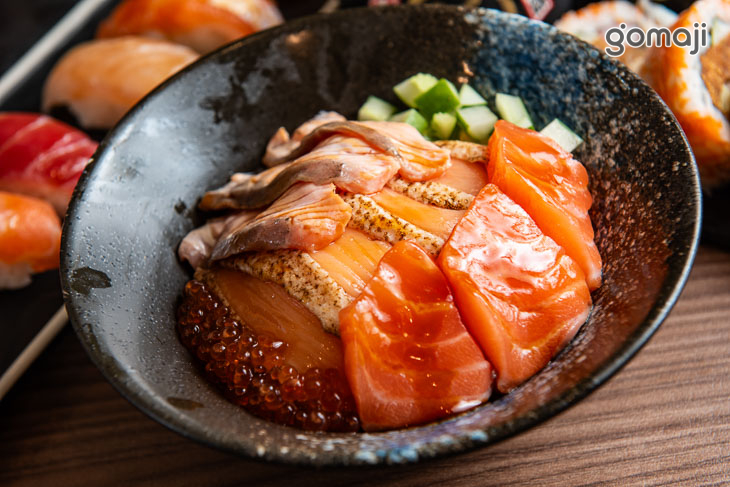 四喜鮭魚丼