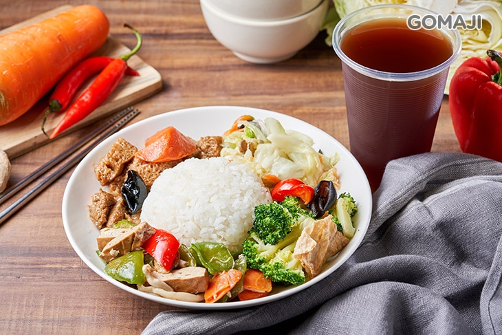 　超值單人套餐　 〈蔬食快餐/日式咖哩蓋飯/獅子頭蓋飯/宮保豆腐蓋飯 四選一 + 決明子紅茶一杯(500ml)〉