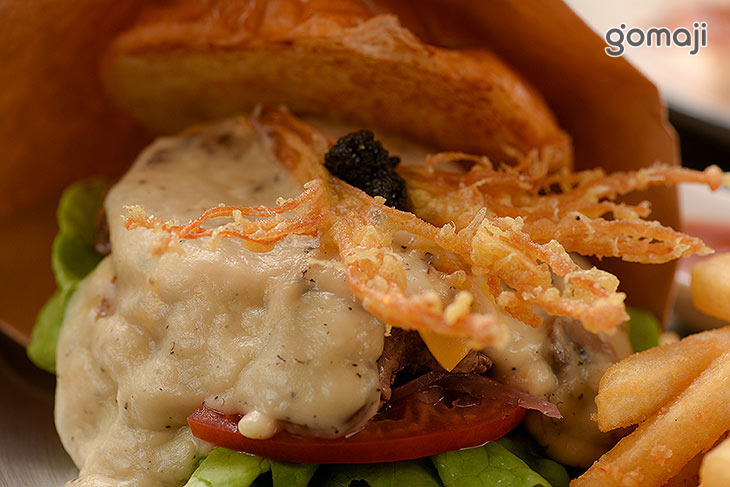 濃郁松露蘑菇白醬牛肉飽堡