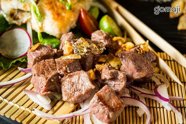 蒜香骰子牛肉 + 香煎巴沙魚