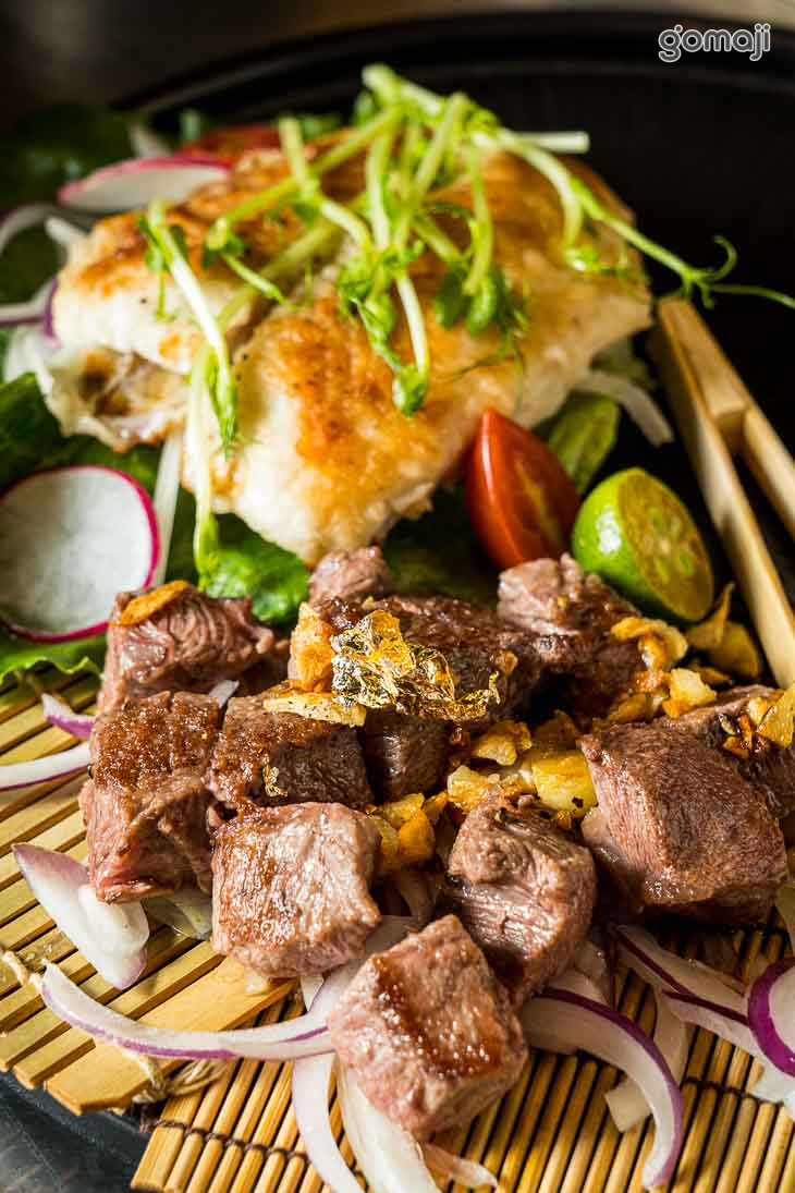 蒜香骰子牛肉 + 香煎巴沙魚