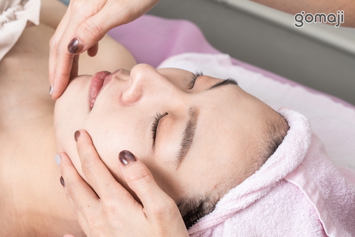 精油舒緩臉部按摩