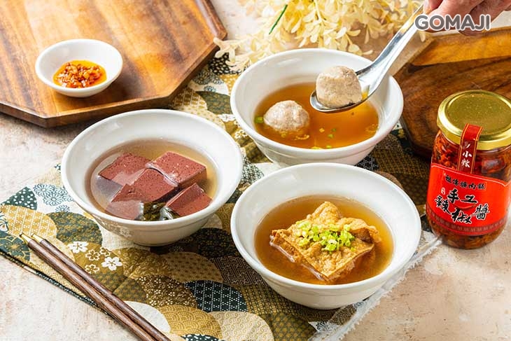 大腸豬血湯/隔間肉湯/油豆腐湯/豬血湯/手工貢丸湯/手工魚丸湯/粉腸湯/酸菜湯/豬雜湯/小肚湯/酷茶一瓶(330cc)/紅茶一瓶(330cc) 任選一