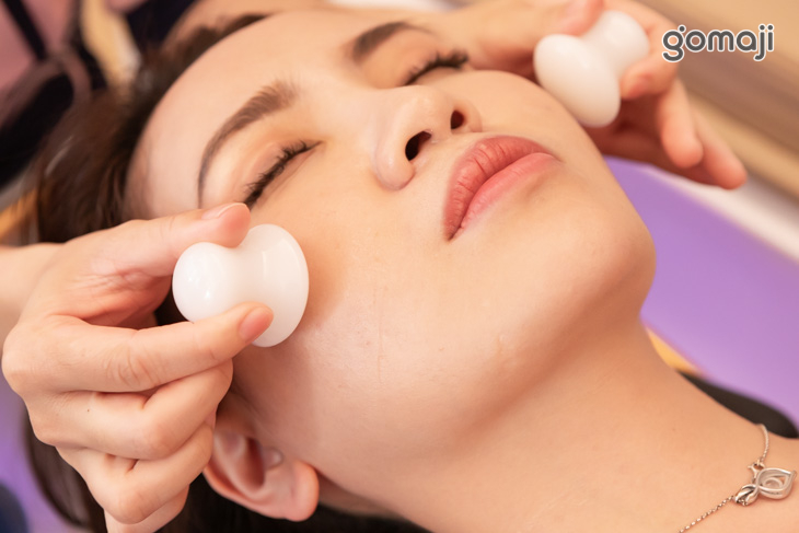  臉部清潔保養：玉石面部按摩