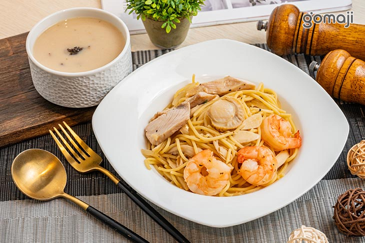 蒜香海鮮義大利麵(附濃湯) 