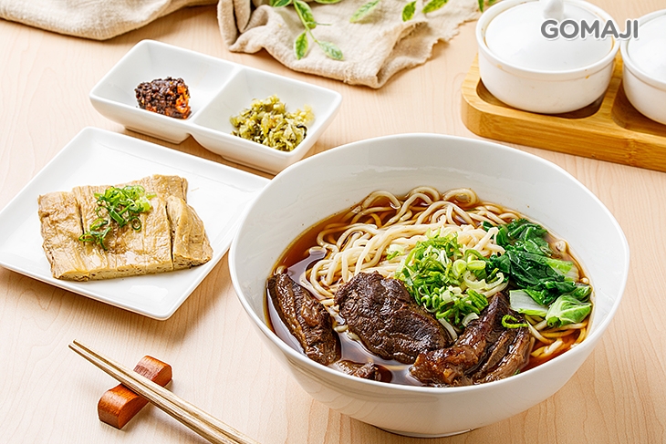 C.紅燒牛肉麵外帶餐〈紅燒牛肉麵一份 + 滷蛋/豆包/花干/豬血糕 四選一〉