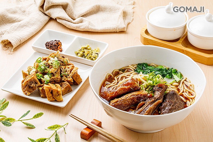 E.紅燒半筋牛肉麵外帶餐〈紅燒半筋牛肉麵一份 + 滷蛋/豆包/花干/豬血糕 四選一〉