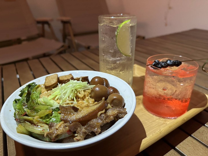 宵夜(綜合滷味拼盤+麻辣泡麵)