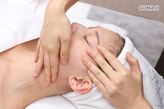 全臉肌肉放鬆按摩+雙頰兩側小臉拉提