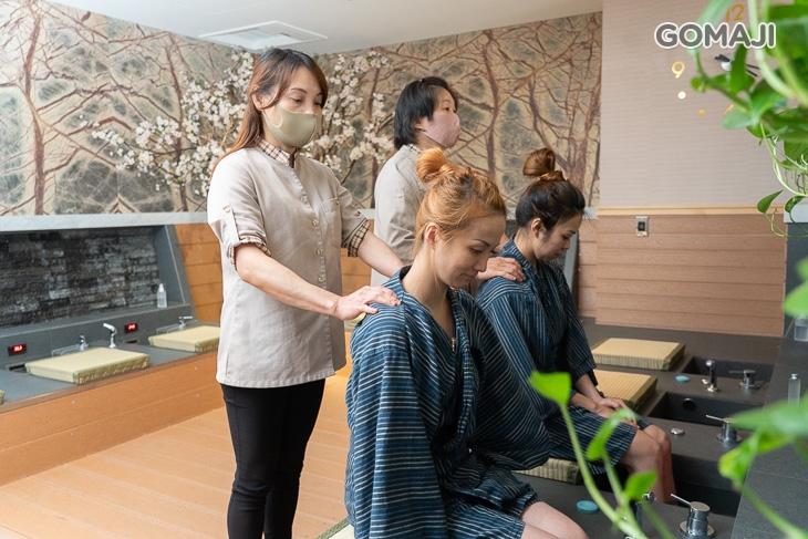 精油搭配按摩泡腳池+肩頸熱敷,同步操作肩頸按摩5分)