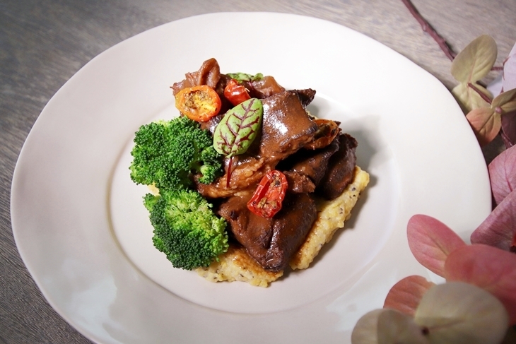 茄汁紅酒燉牛佐松露玉米泥