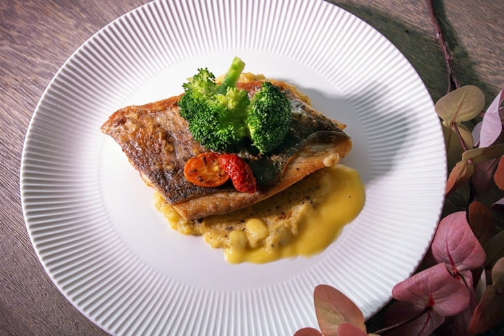 香煎鱸魚菲力佐松露玉米泥