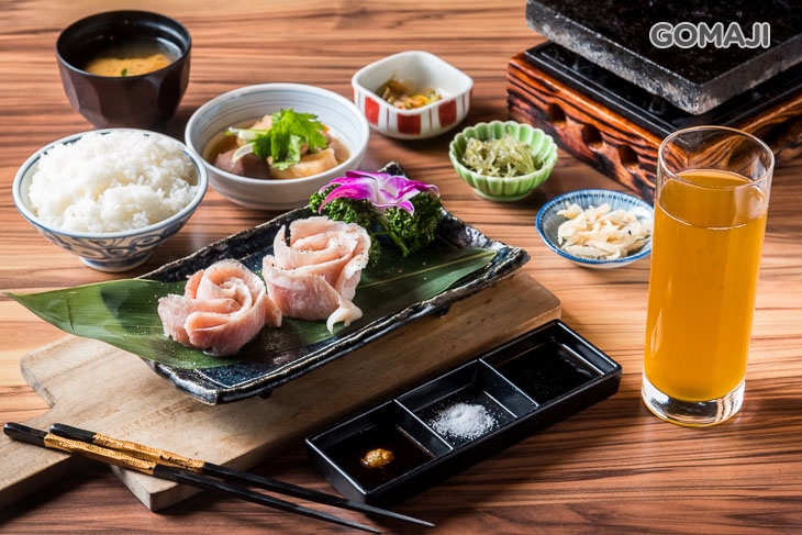 A.經典定食餐 〈雞腿肉定食/松坂豬定食 二選一(含小菜+煮物+飯(可續)+湯品(可續)+飲品:可口可樂/蘋果汁/柳橙汁/可爾必思/烏龍茶/綠茶 六選一)〉