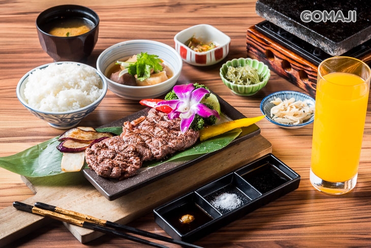 C.頂級定食餐 〈安格斯肋眼牛排定食/(和牛霜降+松坂豬+雞腿肉定食)/(和牛沙朗+松坂豬+雞腿肉定食)/(和牛肋眼+松坂豬+雞腿肉定食) 四選一(含小菜+煮物+飯(可續)+湯品(可續)+飲品:可口可樂/蘋果汁/柳橙汁/可爾必思/烏龍茶/綠茶 六選一)〉