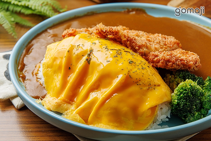 咖哩黃金豬排蛋包飯