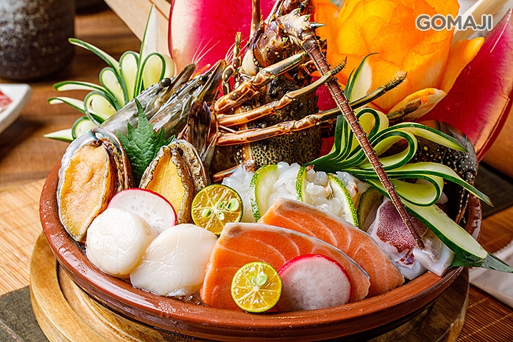 龍蝦一隻+北海道干貝二顆+野生草蝦二隻+九孔鮑魚二顆+鮭魚熟食二片+冰鮮中卷一份