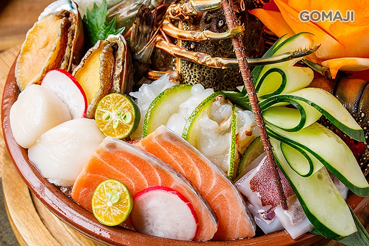 龍蝦一隻+北海道干貝二顆+野生草蝦二隻+九孔鮑魚二顆+鮭魚熟食二片+冰鮮中卷一份