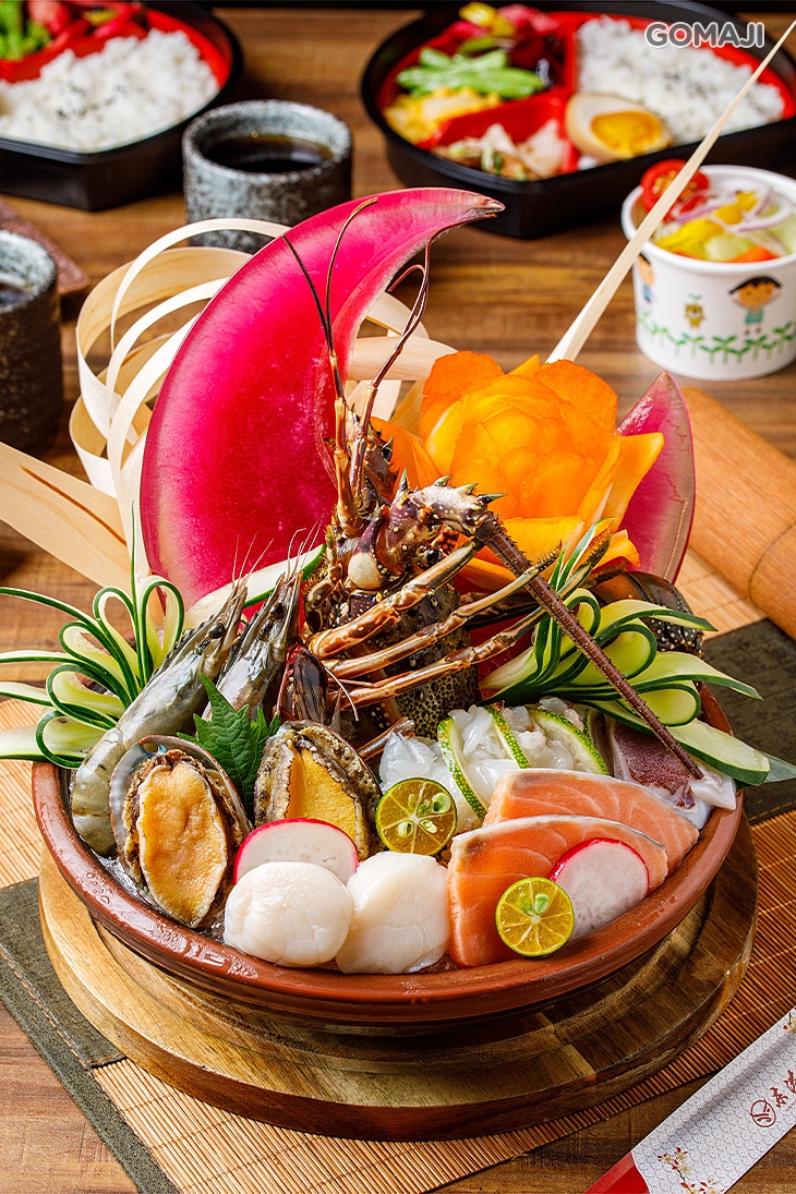 龍蝦一隻+北海道干貝二顆+野生草蝦二隻+九孔鮑魚二顆+鮭魚熟食二片+冰鮮中卷一份