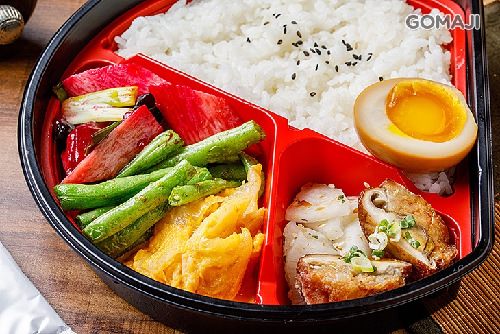 白飯一份 + 溏心蛋一份 + 小菜三品一份(依季節時令調整)