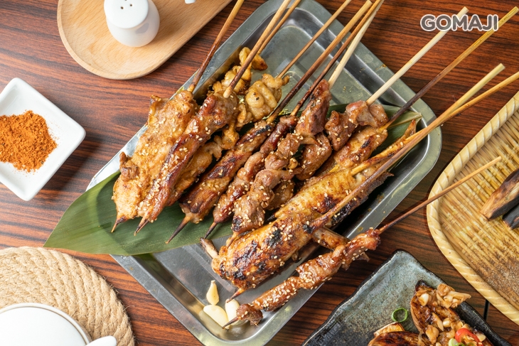 秘製豬肉串二串(孜然/蒜味) + 橫膈膜二串(孜然/蒜味) + 無骨豬肋條二串(孜然/蒜味) + 秘製雞皮二串(孜然/蒜味) + 雞腿肉串二串(孜然/蒜味) + 香烤雞翼二串(孜然/蒜味)