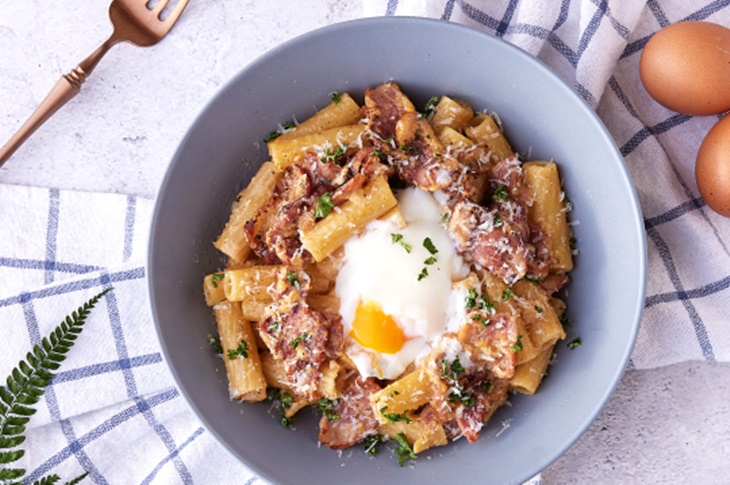 煙燻鴨胸奶油水波蛋水管麵