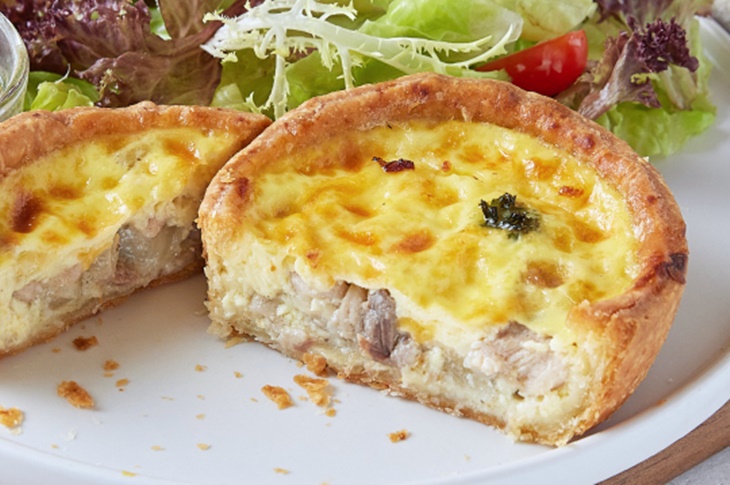  爐烤雞肉奶油蕈菇鹹派佐鮮蔬沙拉