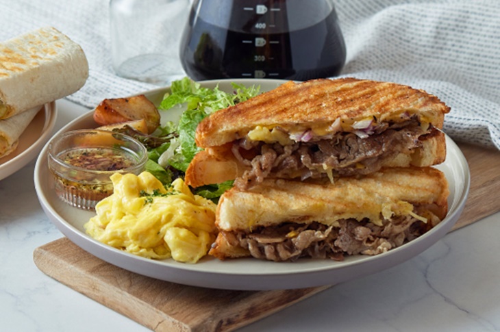 費城牛肉熱壓丹麥起司早午餐