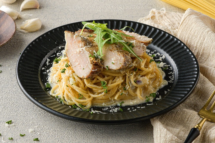 普羅旺斯香草嫩雞藍紋乳酪奶油圓直麵