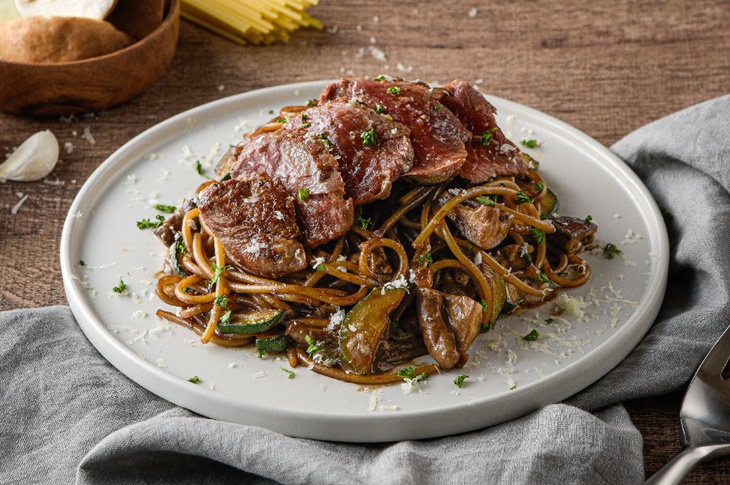 輕炙菲力佐黑蒜巴薩米克醬圓直麵