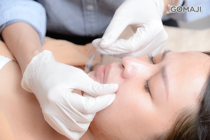 上鎮定液舒緩唇部肌膚