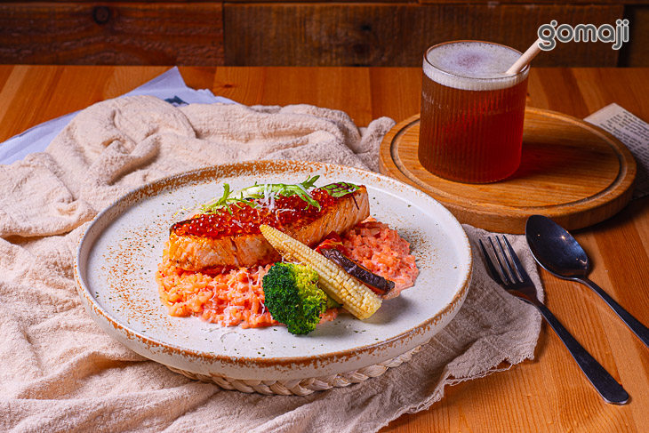 魚子白醬 嫩煎鮭魚燉飯