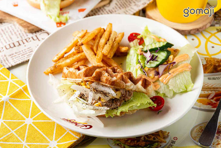 鮪魚玉米可朗芙盤餐