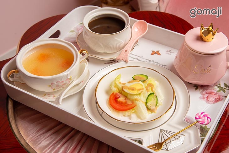 享用輕食餐點與飲品