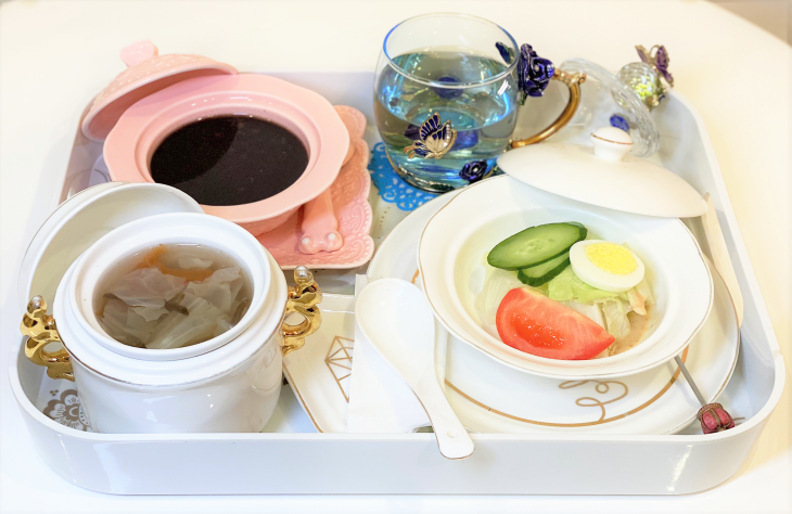 享用輕食餐點與飲品