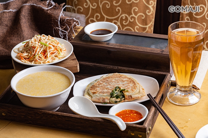 韭菜盒＋白豆干絲＋小米粥＋黑豆水