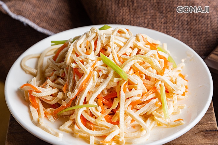 韭菜盒＋白豆干絲＋小米粥＋黑豆水